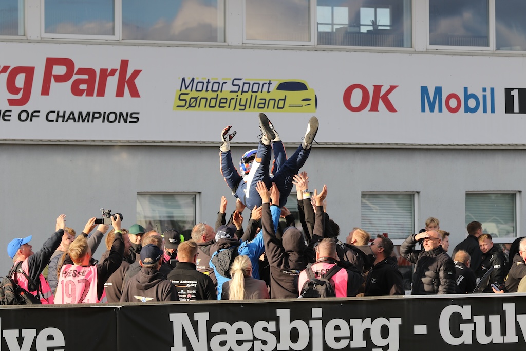 Hyldest af Super GT Danmark mesterskabsvinder 2024 Frederik Nymark.
(Foto: Motorsporten.dk)